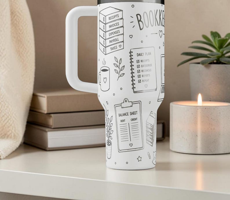 Puede incluir: Vaso blanco con un asa grande, con ilustraciones en negro de elementos de contabilidad. Incluye texto: "BOOKKEEPER", "RECEIPTS", "INVOICES", "EXPENSES", "PAYROLL", "TAXES", "DAILY PLAN" y "BALANCE SHEET".
