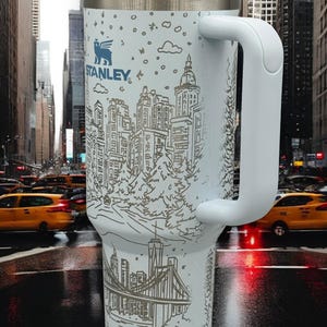 Grawerowany świąteczny kubek New York Stanley | Świąteczny kubek New York | Kubek świąteczny | Kubek grawerowany laserowo | Prezent dla niego lub dla niej zdjęcie 8