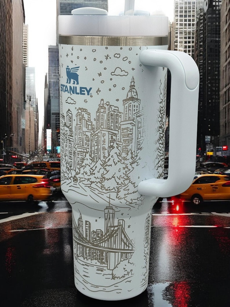 Grawerowany świąteczny kubek New York Stanley | Świąteczny kubek New York | Kubek świąteczny | Kubek grawerowany laserowo | Prezent dla niego lub dla niej zdjęcie 8