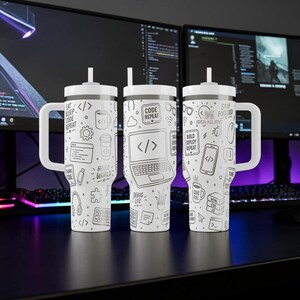 Puede incluir: Tres vasos blancos de acero inoxidable con asa y pajita, con un patrón de líneas negras de iconos relacionados con la programación y la tecnología, incluyendo un portátil, tazas de café y texto como "Eat Sleep Code Repeat" y "Hello World".