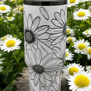 デイジーフラワータンブラー - 刻印入りスタンレーカップ、女性への花のギフト、断熱トラベルマグ、カスタムドリンクウェア 画像 7