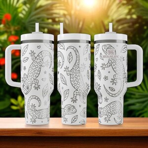 Stanley drinkbeker met gegraveerde gekko – Leuk ontwerp met hagedis en reptiel – Verkrijgbaar in 473 ml, 611 ml, 881 ml en 1,2 liter. Een perfect cadeau voor liefhebbers van reptielen en amfibieën. afbeelding 2