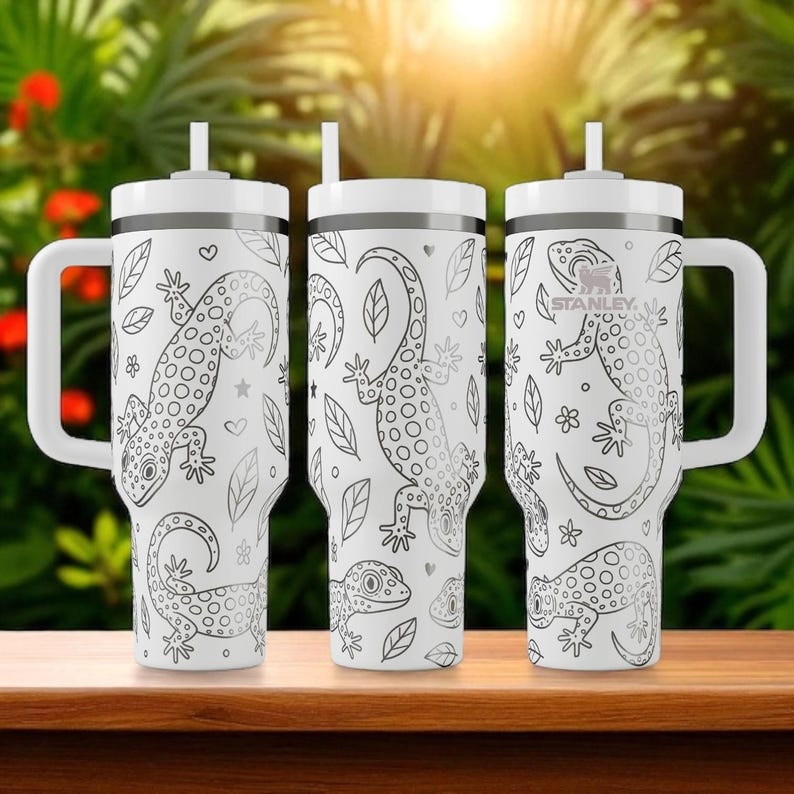 Stanley drinkbeker met gegraveerde gekko – Leuk ontwerp met hagedis en reptiel – Verkrijgbaar in 473 ml, 611 ml, 881 ml en 1,2 liter. Een perfect cadeau voor liefhebbers van reptielen en amfibieën. afbeelding 2