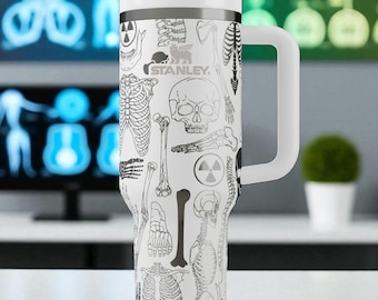 Radiologie-Becher von Stanley – 1,2 Liter (40 oz) mit Röntgen-Skelett-Motiv, gravierter medizinischer Becher für Radiologen, MTAs oder Studenten der Bildgebung – Geschenkidee