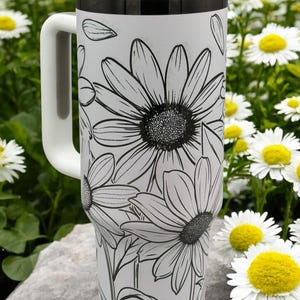 デイジーフラワータンブラー - 刻印入りスタンレーカップ、女性への花のギフト、断熱トラベルマグ、カスタムドリンクウェア 画像 5