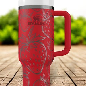 Erdbeerbecher mit Strohhalm – Gravierter Stanley Cup, 30 oz (ca. 890 ml) oder 40 oz (ca. 1190 ml), personalisierter Fruchtbecher als Geschenk für sie, süßer Sommerbecher mit Namen Bild 8