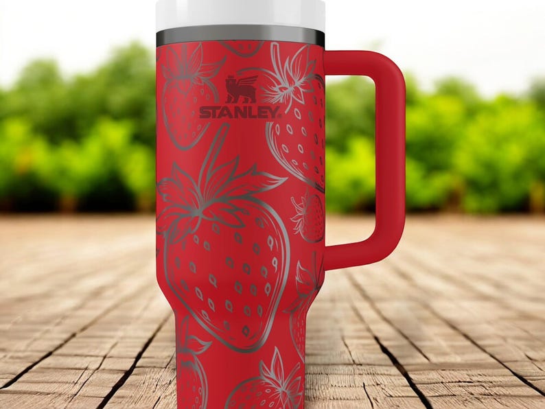 Erdbeerbecher mit Strohhalm – Gravierter Stanley Cup, 30 oz (ca. 890 ml) oder 40 oz (ca. 1190 ml), personalisierter Fruchtbecher als Geschenk für sie, süßer Sommerbecher mit Namen Bild 8
