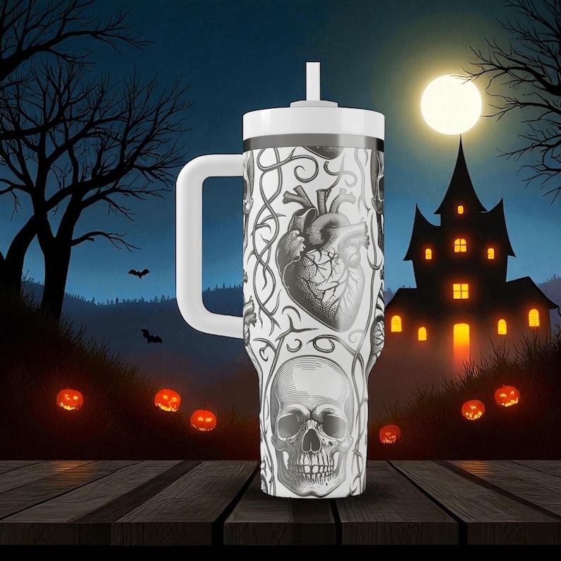 Vaso Stanley con diseño de calaveras y corazones – Taza gótica grabada – Regalo personalizado – 14 oz, 20 oz, 30 oz, 40 oz imagen 9