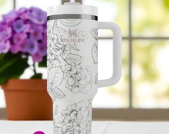 Bicchiere Stanley con ortensia incisa – 1,2 litri (40 oz) con decorazione floreale – Eleganti fiori da giardino – Regalo personalizzato per lei, compleanno o festa della mamma