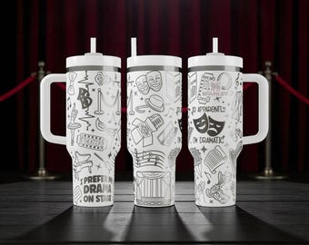 Könnte beinhalten: Drei weiße Becher mit Henkel und Strohhalm, verziert mit schwarzen Strichzeichnungen von Theatermotiven wie Masken, Scheinwerfern und Bühnenvorhängen. Der Text umfasst "I PREFER MY DRAMA ON STAGE" und "SO APPARENTLY I'M DRAMATIC" sowie Noten.