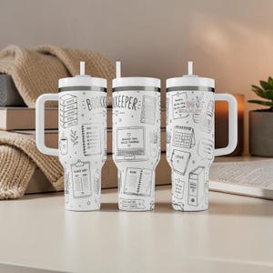 Puede incluir: Tres vasos aislados blancos con ilustraciones de arte lineal negro y la palabra "BOOKKEEPER". Cada vaso tiene una tapa blanca, un asa y una pajita. Las ilustraciones incluyen herramientas de contabilidad y frases como "Organized Today, Success Tomorrow".