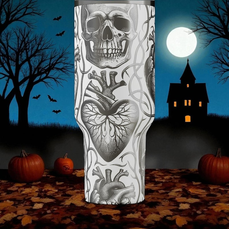 Vaso Stanley con diseño de calaveras y corazones – Taza gótica grabada – Regalo personalizado – 14 oz, 20 oz, 30 oz, 40 oz imagen 5