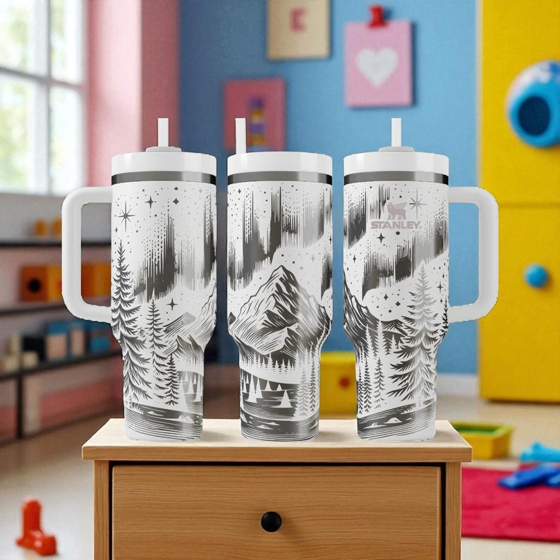Vaso térmico Northern Lights Stanley – Taza grabada con montañas y bosques – Regalo personalizado para aventureros – 14 oz, 20 oz, 30 oz, 40 oz imagen 1