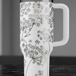Stanley drinkbeker met bloemenmotief (Queen Anne's Lace) – Gegraveerde bloemige beker van 1,2 liter (40 oz), verfijnd botanisch drinkgerei, gepersonaliseerd tuincadeau met handvat. afbeelding 7