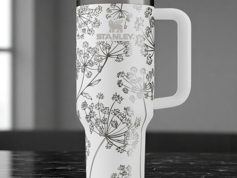 Stanley drinkbeker met bloemenmotief (Queen Anne's Lace) – Gegraveerde bloemige beker van 1,2 liter (40 oz), verfijnd botanisch drinkgerei, gepersonaliseerd tuincadeau met handvat. afbeelding 7
