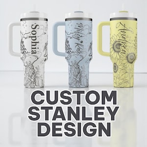 Könnte beinhalten: Drei individuelle Stanley-Becher mit Griffen und Strohhalmen. Einer ist weiß mit einem Namen und einem Meeresleben-Design, ein weiterer ist hellblau mit einem Namen und einem Meeresleben-Design, und der dritte ist gelb mit einem Namen und einem Sonnenblumen-Design. Der Text "CUSTOM STANLEY DESIGN" steht darunter.
