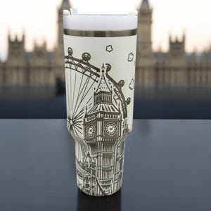 Vaso Stanley grabado con temática de Londres: taza de viaje con un símbolo británico