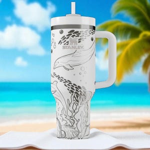 Dolfijn Stanley drinkbeker – 1,2 liter, gegraveerde oceaanbeker met koraalrif, reismok met zeedierenmotief, schattig cadeau met zeedieren voor strandliefhebbers afbeelding 2