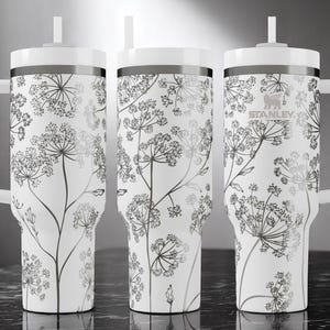 Stanley drinkbeker met bloemenmotief (Queen Anne's Lace) – Gegraveerde bloemige beker van 1,2 liter (40 oz), verfijnd botanisch drinkgerei, gepersonaliseerd tuincadeau met handvat. afbeelding 2