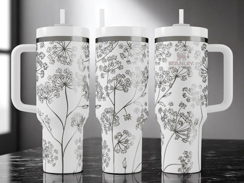 Stanley drinkbeker met bloemenmotief (Queen Anne's Lace) – Gegraveerde bloemige beker van 1,2 liter (40 oz), verfijnd botanisch drinkgerei, gepersonaliseerd tuincadeau met handvat. afbeelding 2
