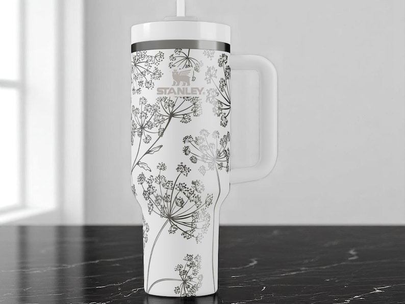 Stanley drinkbeker met bloemenmotief (Queen Anne's Lace) – Gegraveerde bloemige beker van 1,2 liter (40 oz), verfijnd botanisch drinkgerei, gepersonaliseerd tuincadeau met handvat. afbeelding 1