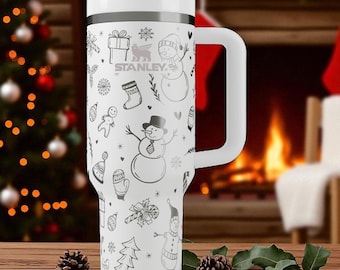 Schneemann-Stanley-Becher – Gravierter 1,2-Liter-Weihnachtsbecher mit Lebkuchenmotiv, Geschenken und winterlicher Stimmung – Niedliches Weihnachtsgeschenk für Sie oder Ihn