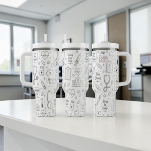 Puede incluir: Tres vasos aislados blancos con dibujos lineales negros de s&iacute;mbolos m&eacute;dicos, corazones y texto. Cada vaso tiene un asa, tapa y pajita blancos. El texto incluye "Heartbeat Matters", "Saving Lives Daily", "Stay Strong" y "Born to Help".