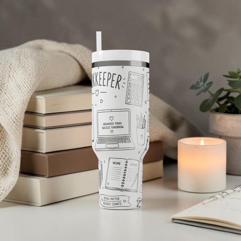 Puede incluir: Vaso blanco con un dise&ntilde;o en blanco y negro con la palabra "KEEPER", una calculadora, un port&aacute;til, un cuaderno y el texto "ORGANIZED TODAY SUCCESS TOMORROW". El vaso tiene una tapa blanca y una pajita.