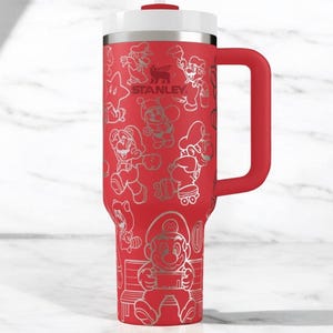 Pixel Plumber Tumbler – Retro Game Cup with Handle, 8-Bit Arcade Mug, Nostalgic Gamer Gift, Mushroom Power Drinkware