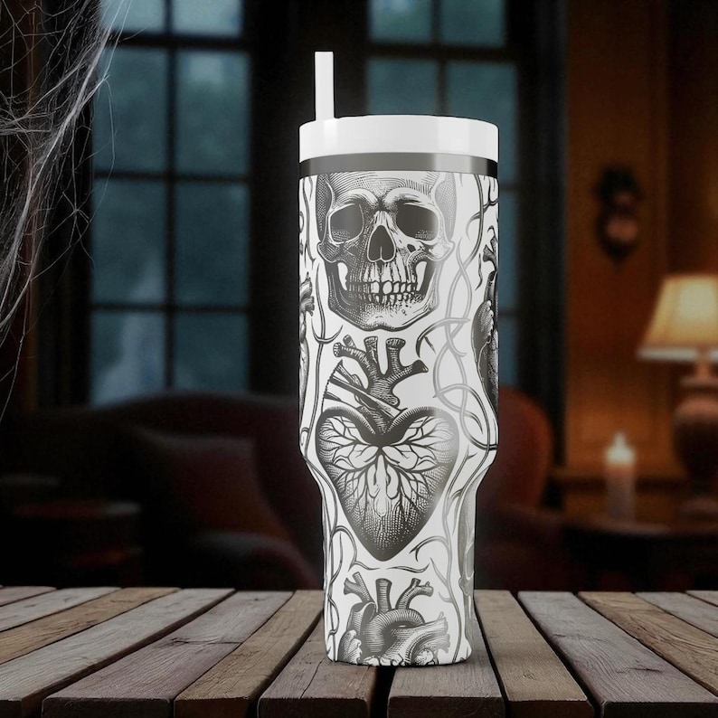 Vaso Stanley con diseño de calaveras y corazones – Taza gótica grabada – Regalo personalizado – 14 oz, 20 oz, 30 oz, 40 oz imagen 8