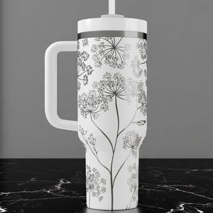 Stanley drinkbeker met bloemenmotief (Queen Anne's Lace) – Gegraveerde bloemige beker van 1,2 liter (40 oz), verfijnd botanisch drinkgerei, gepersonaliseerd tuincadeau met handvat. afbeelding 9