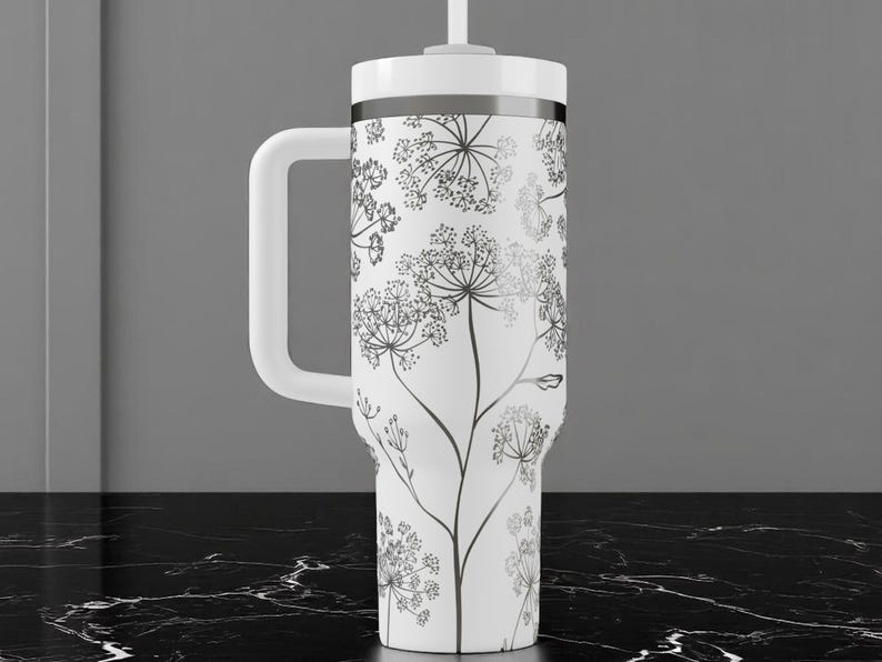 Stanley drinkbeker met bloemenmotief (Queen Anne's Lace) – Gegraveerde bloemige beker van 1,2 liter (40 oz), verfijnd botanisch drinkgerei, gepersonaliseerd tuincadeau met handvat. afbeelding 9