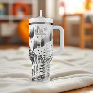 Vaso térmico Northern Lights Stanley – Taza grabada con montañas y bosques – Regalo personalizado para aventureros – 14 oz, 20 oz, 30 oz, 40 oz imagen 6