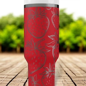Erdbeerbecher mit Strohhalm – Gravierter Stanley Cup, 30 oz (ca. 890 ml) oder 40 oz (ca. 1190 ml), personalisierter Fruchtbecher als Geschenk für sie, süßer Sommerbecher mit Namen Bild 6
