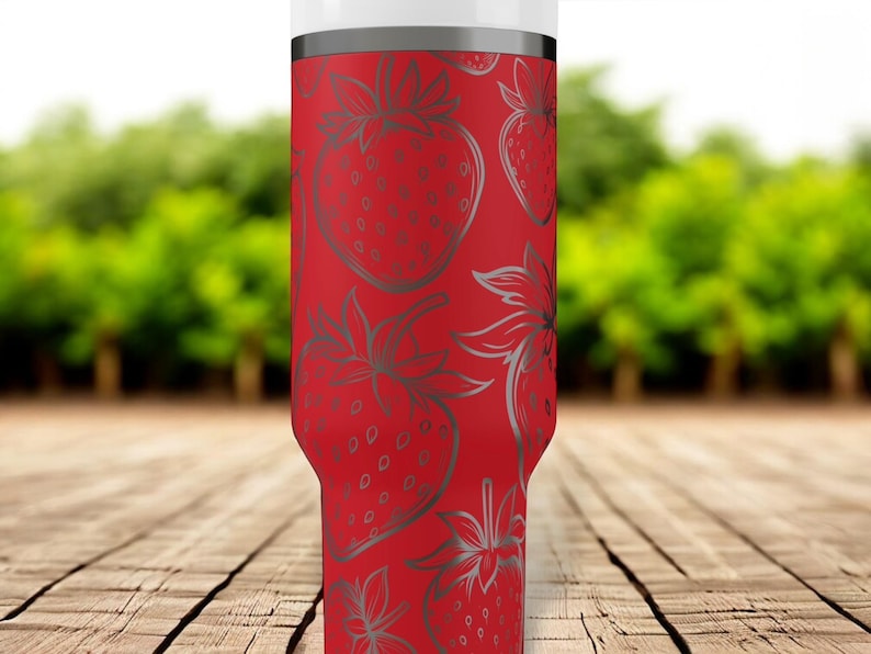 Erdbeerbecher mit Strohhalm – Gravierter Stanley Cup, 30 oz (ca. 890 ml) oder 40 oz (ca. 1190 ml), personalisierter Fruchtbecher als Geschenk für sie, süßer Sommerbecher mit Namen Bild 6