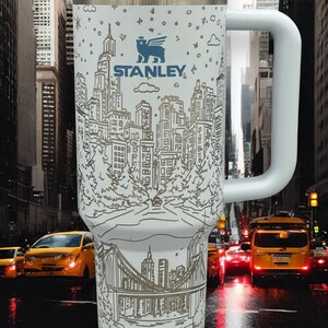 Grawerowany świąteczny kubek New York Stanley | Świąteczny kubek New York | Kubek świąteczny | Kubek grawerowany laserowo | Prezent dla niego lub dla niej zdjęcie 9