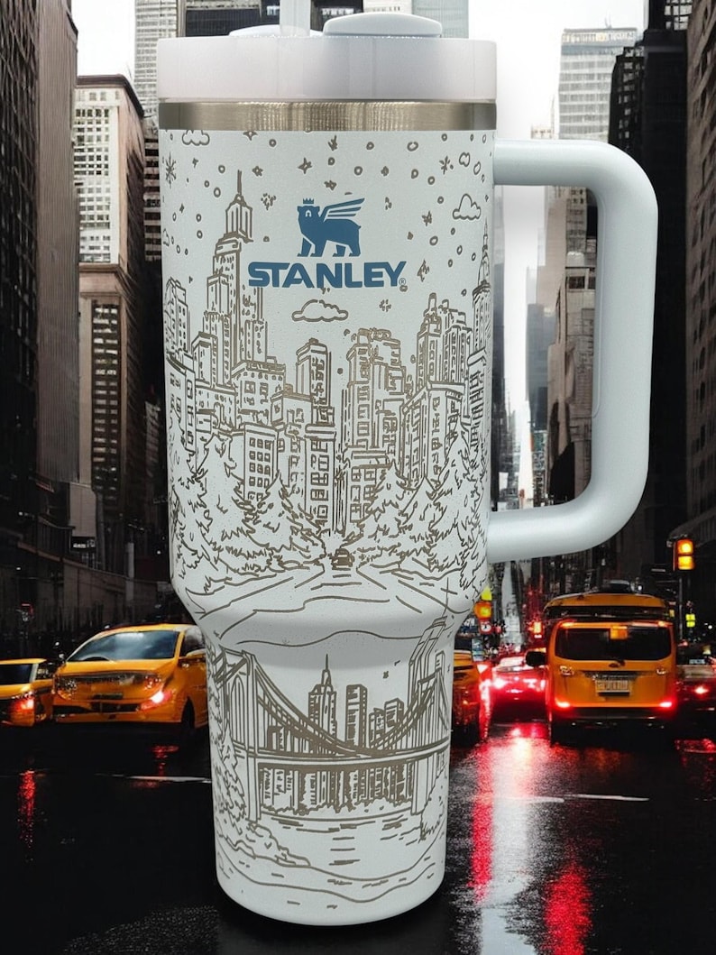 Grawerowany świąteczny kubek New York Stanley | Świąteczny kubek New York | Kubek świąteczny | Kubek grawerowany laserowo | Prezent dla niego lub dla niej zdjęcie 9