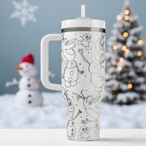 Bicchiere con pupazzo di neve inciso – Stanley Cup da 14 oz, 20 oz, 30 oz, 40 oz – Graziosa tazza invernale per bambini e appassionati di magiche storie sulla neve immagine 5