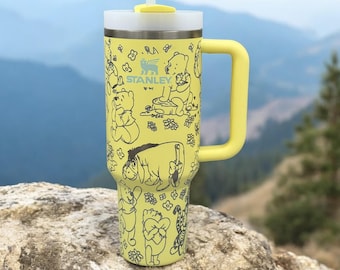 Gegraveerde Winnie and Friends Tumbler – 14oz 20oz 30oz 40oz schattige Beer en Vrienden Beker – Roestvrijstalen Mok met Rietjesdeksel