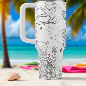 Stanley-Trinkbecher mit Oktopus- und Korallenriff-Motiv – Graviertes Tiefsee-Ozean-Design (14 oz, 20 oz, 30 oz, 40 oz) Bild 7