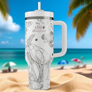 Gobelet Stanley Tortue de mer – Gobelet gravé Océan 1 134 ml avec anse et paille – Cadeau personnalisé pour les amoureux de la plage et de la vie marine