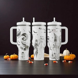 Puede incluir: Tres vasos aislados blancos con ilustraciones en blanco y negro de personajes y escenas de The Nightmare Before Christmas. Cada vaso tiene un asa, tapa y pajita blancos. Pequeñas calabazas y caramelos.