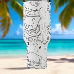 Stanley-Trinkbecher mit Oktopus- und Korallenriff-Motiv – Graviertes Tiefsee-Ozean-Design (14 oz, 20 oz, 30 oz, 40 oz) Bild 6