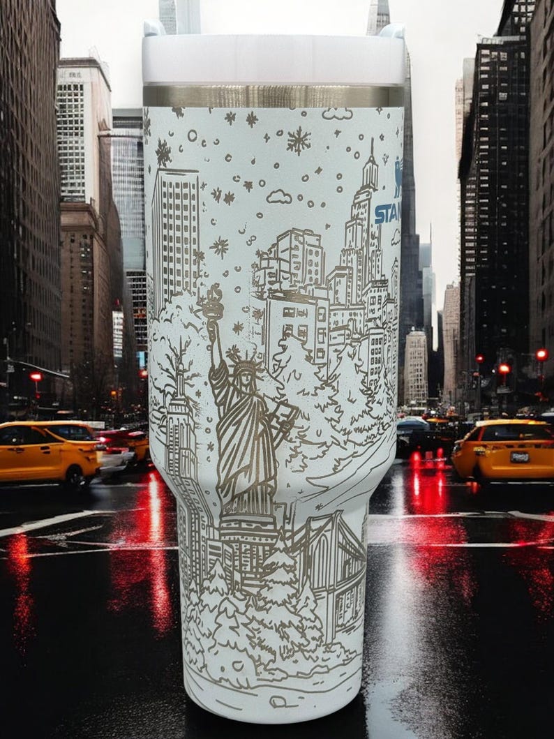Grawerowany świąteczny kubek New York Stanley | Świąteczny kubek New York | Kubek świąteczny | Kubek grawerowany laserowo | Prezent dla niego lub dla niej zdjęcie 6