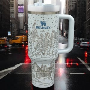 Grawerowany świąteczny kubek New York Stanley | Świąteczny kubek New York | Kubek świąteczny | Kubek grawerowany laserowo | Prezent dla niego lub dla niej zdjęcie 1