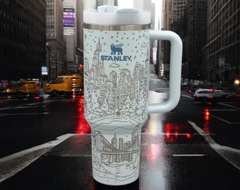 Gravierter New York Stanley Weihnachtsbecher | Weihnachtsbecher aus New York | Weihnachtstasse | Lasergravierter Becher | Geschenk für Sie oder Ihn