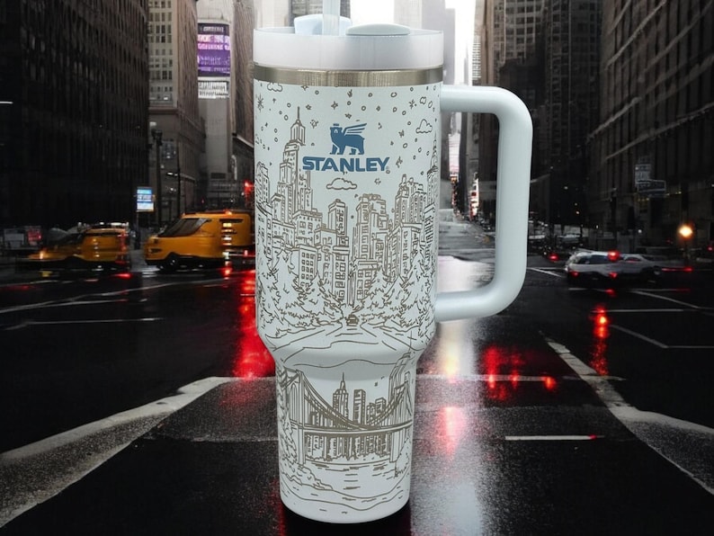 Grawerowany świąteczny kubek New York Stanley | Świąteczny kubek New York | Kubek świąteczny | Kubek grawerowany laserowo | Prezent dla niego lub dla niej zdjęcie 1