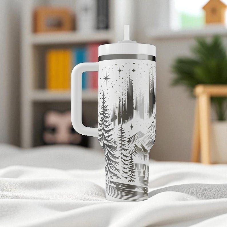 Vaso térmico Northern Lights Stanley – Taza grabada con montañas y bosques – Regalo personalizado para aventureros – 14 oz, 20 oz, 30 oz, 40 oz imagen 8