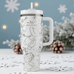 Bicchiere con pupazzo di neve inciso – Stanley Cup da 14 oz, 20 oz, 30 oz, 40 oz – Graziosa tazza invernale per bambini e appassionati di magiche storie sulla neve immagine 1