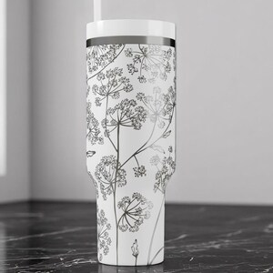 Stanley drinkbeker met bloemenmotief (Queen Anne's Lace) – Gegraveerde bloemige beker van 1,2 liter (40 oz), verfijnd botanisch drinkgerei, gepersonaliseerd tuincadeau met handvat. afbeelding 8